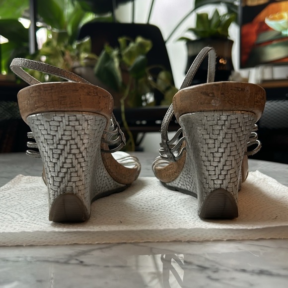 Kenneth Cole Reaction silver wedges with cork detail - Picture 3 of 4
